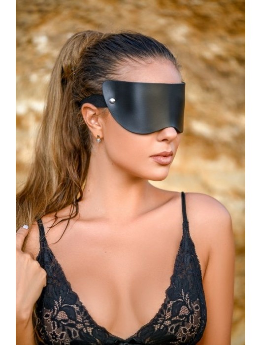Черная плотная кожаная маска на глаза - БДСМ Арсенал - купить с доставкой в Ногинске